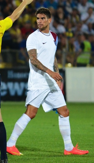 File:Carl Medjani Trabzonspor.jpg