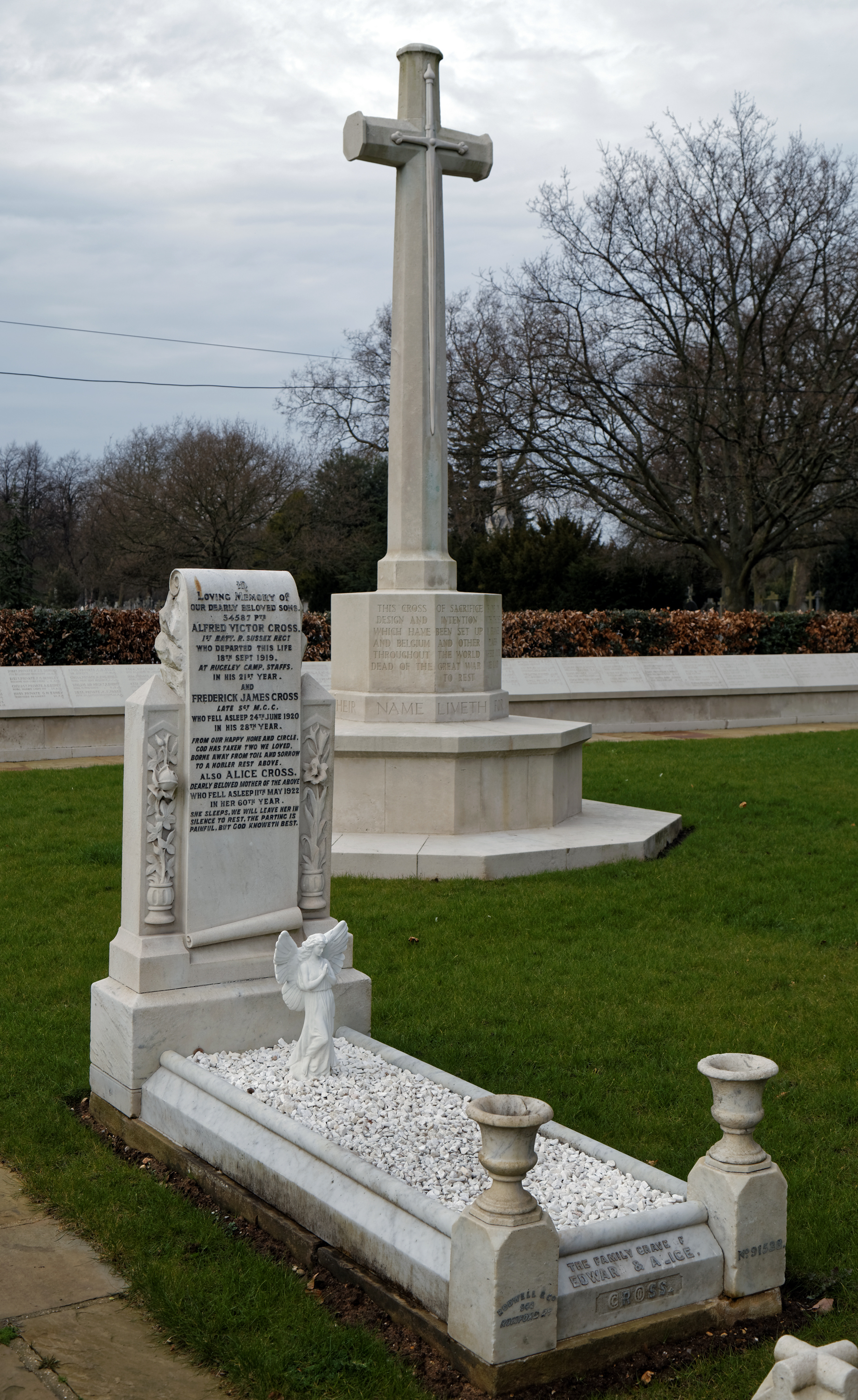 File:City of London Cemetery - WWI memorial and grave of ...