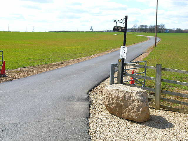 File:Farm road to Old Acres Hall Farm - geograph.org.uk - 150229.jpg