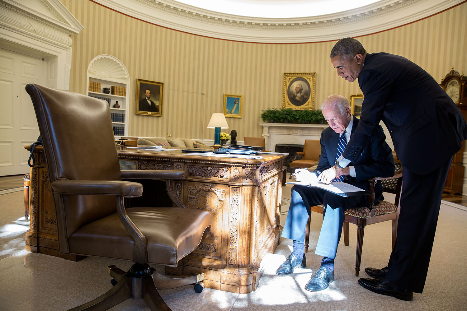 File Joe Biden Barack Obama Resolute Desk Jpg Wikimedia Commons