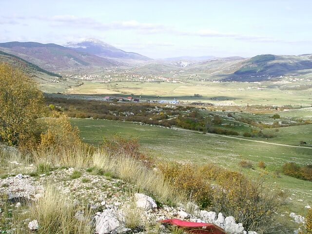 File:Kupresko polje - slepe krasove udoli ve vysce 1200 m.n.m.jpg