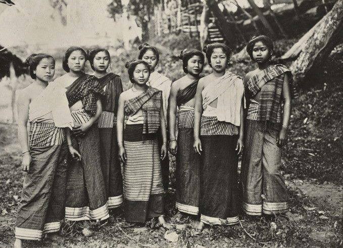 Lao women wearing sinhs