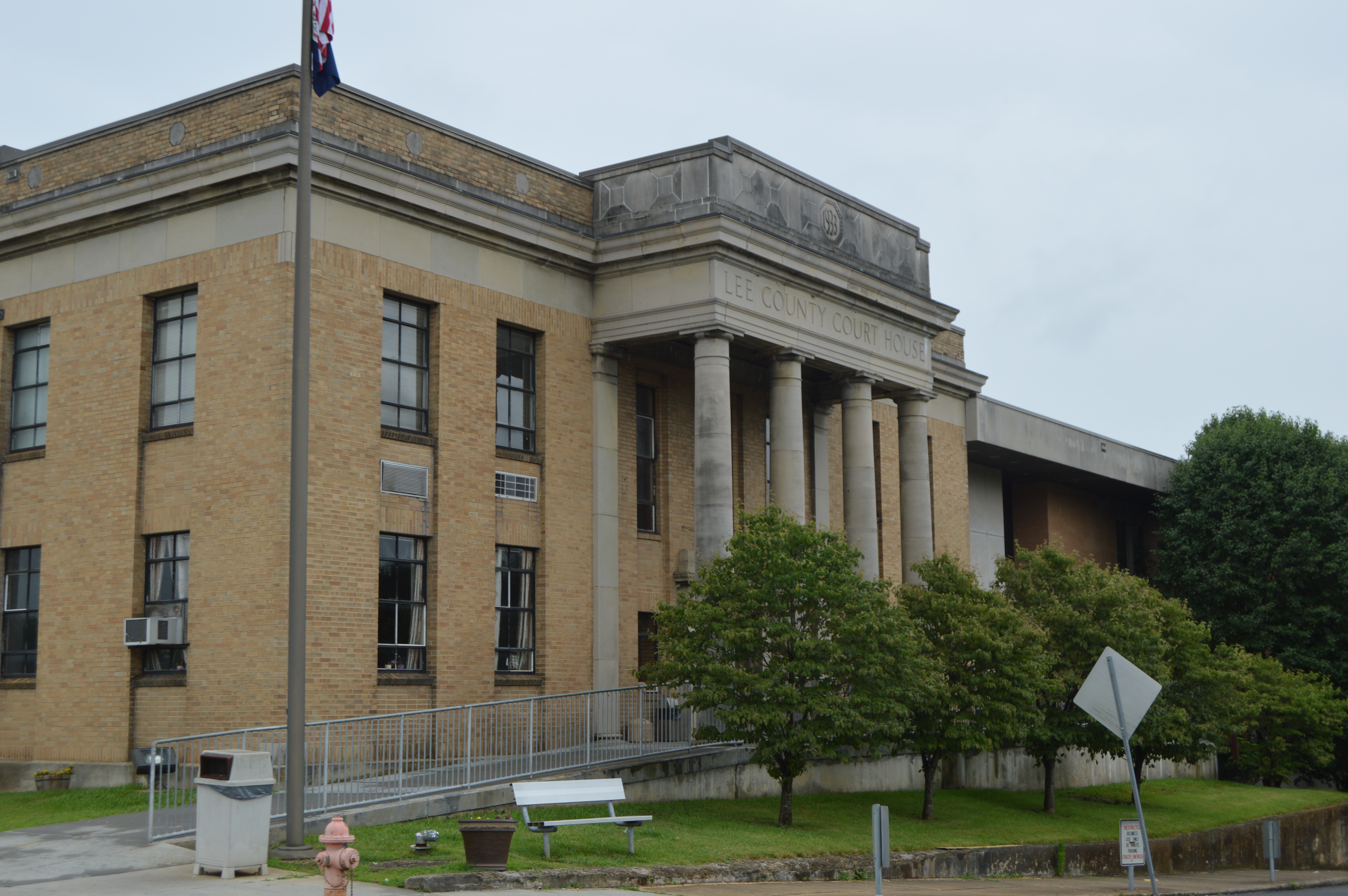 File:Lee County Courthouse in Jonesville,  - Wikimedia Commons