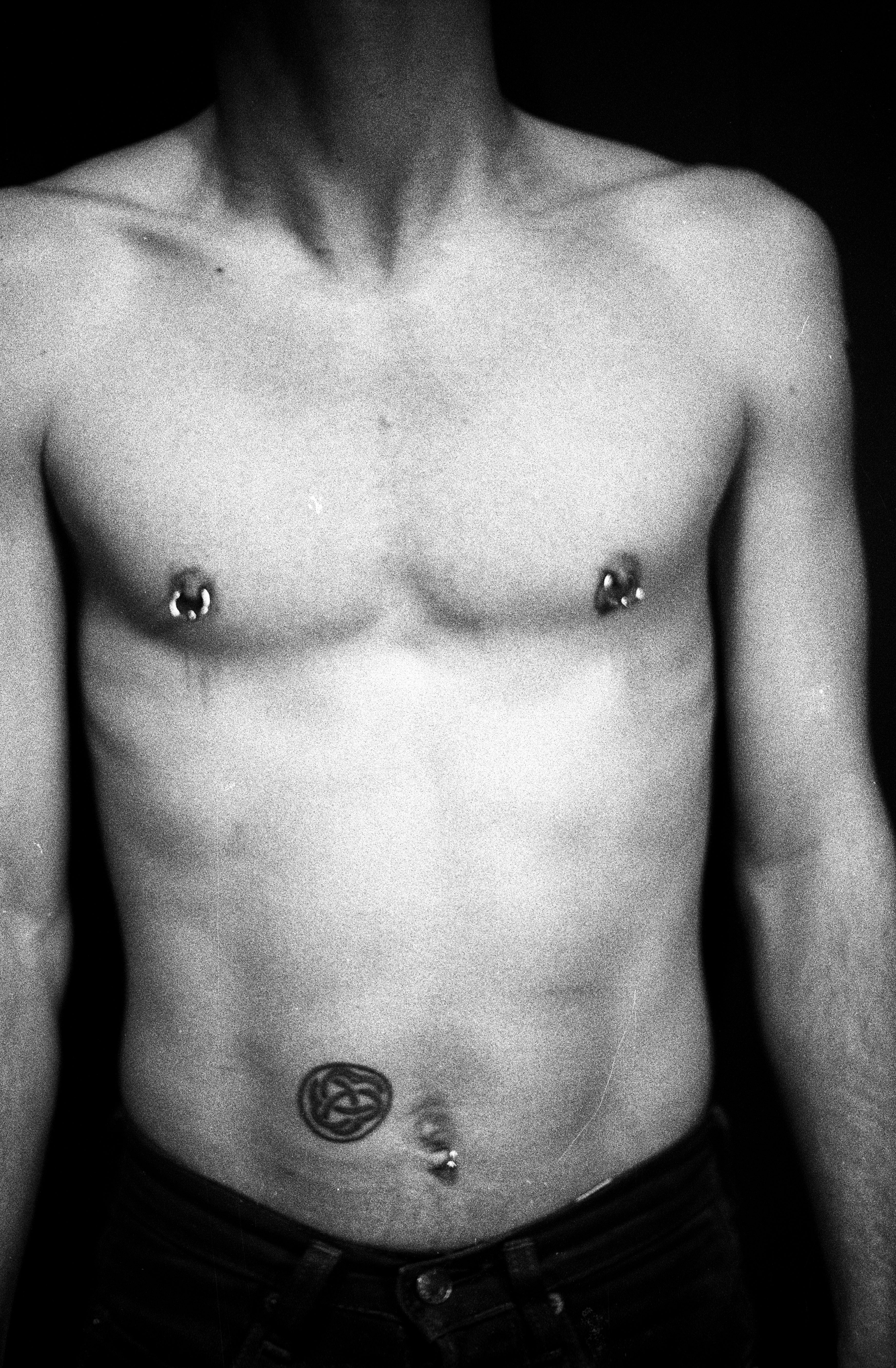 Sekretær at klemme Bogholder File:Male nipple piercings.jpg - Wikimedia Commons
