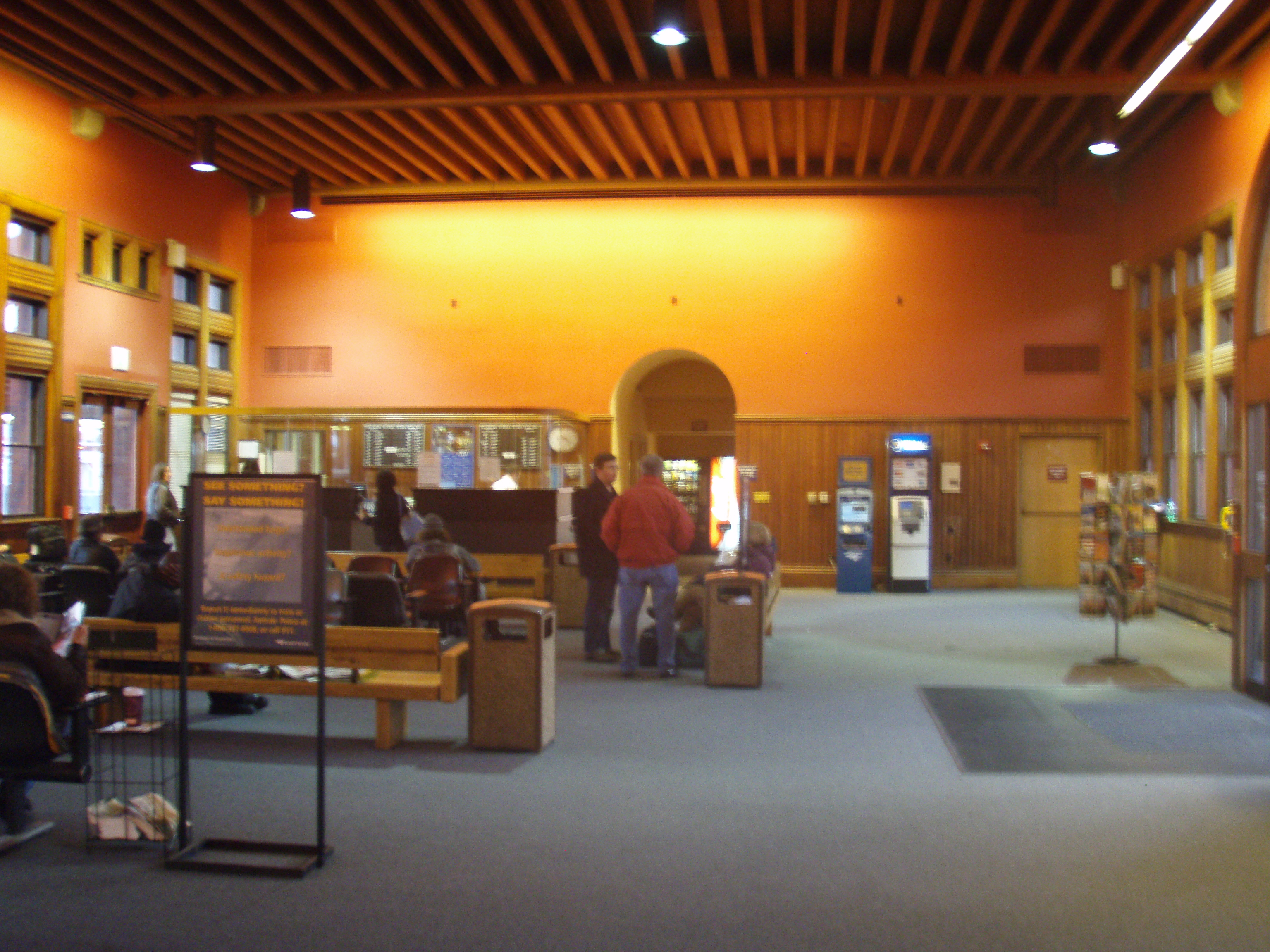 File New London Station Interior Jpg Wikimedia Commons