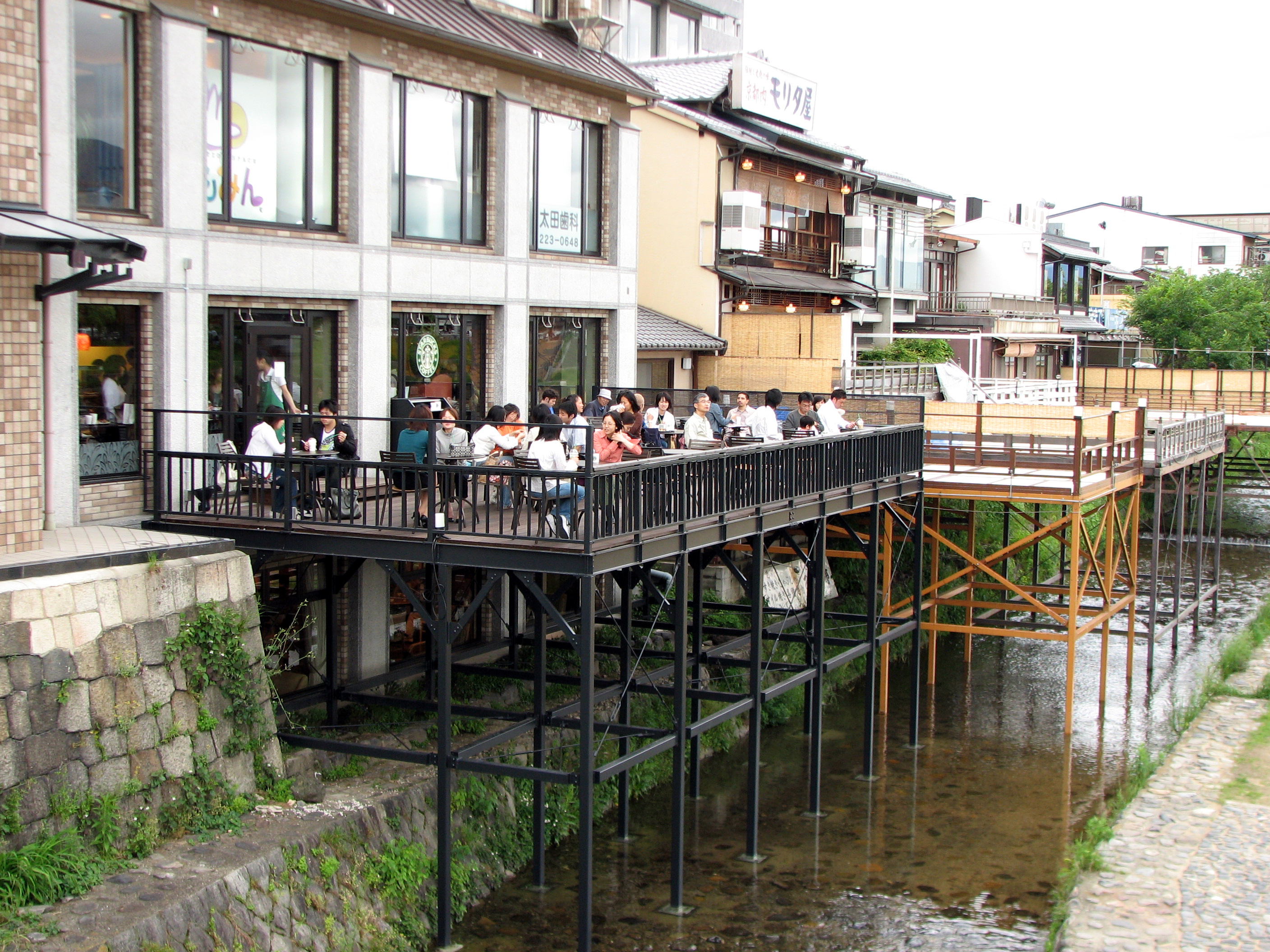 Noryo-yuka 2 at a Starbucks by MShades in Kyoto.jpg