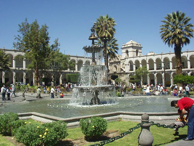 File:Pileta plaza.JPG