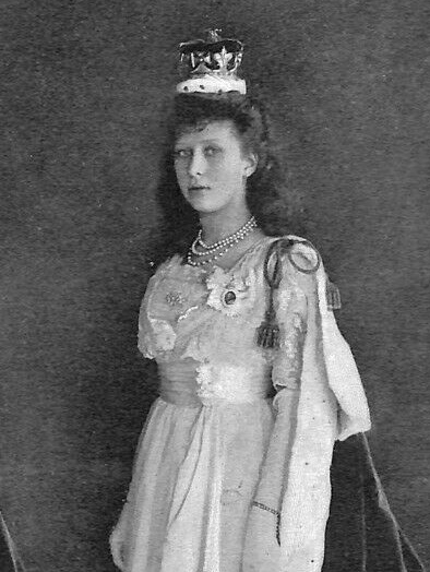 Princess Mary wearing her coronet in 1911