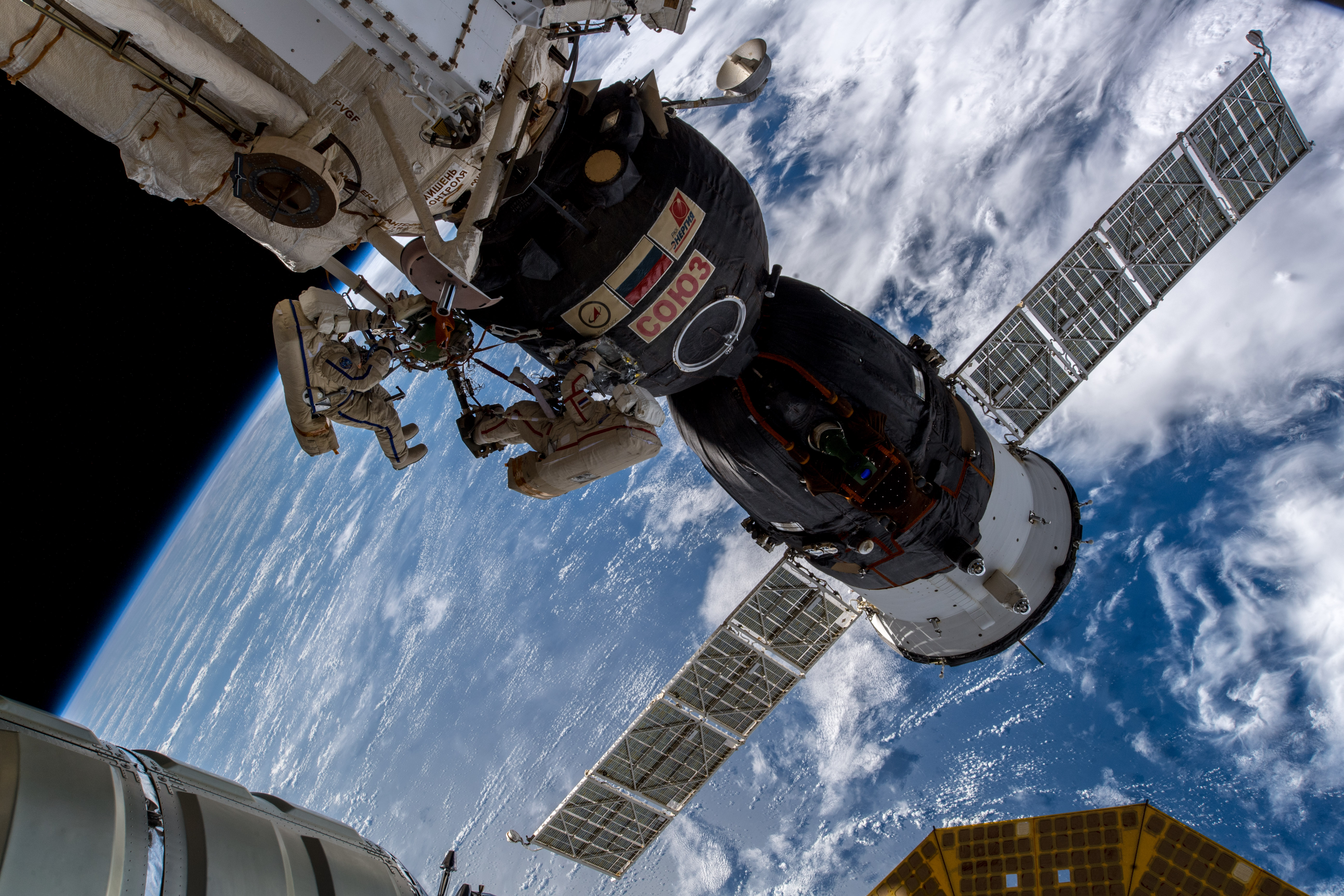 Фото космического корабля в космосе. Союз МС-09. Орбитальная станция Роскосмос. Космический корабль. Российский космический корабль.