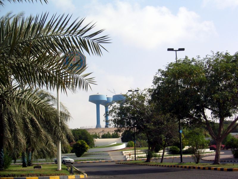 صورة:Ruwais(UAE) with blue water towers.JPG