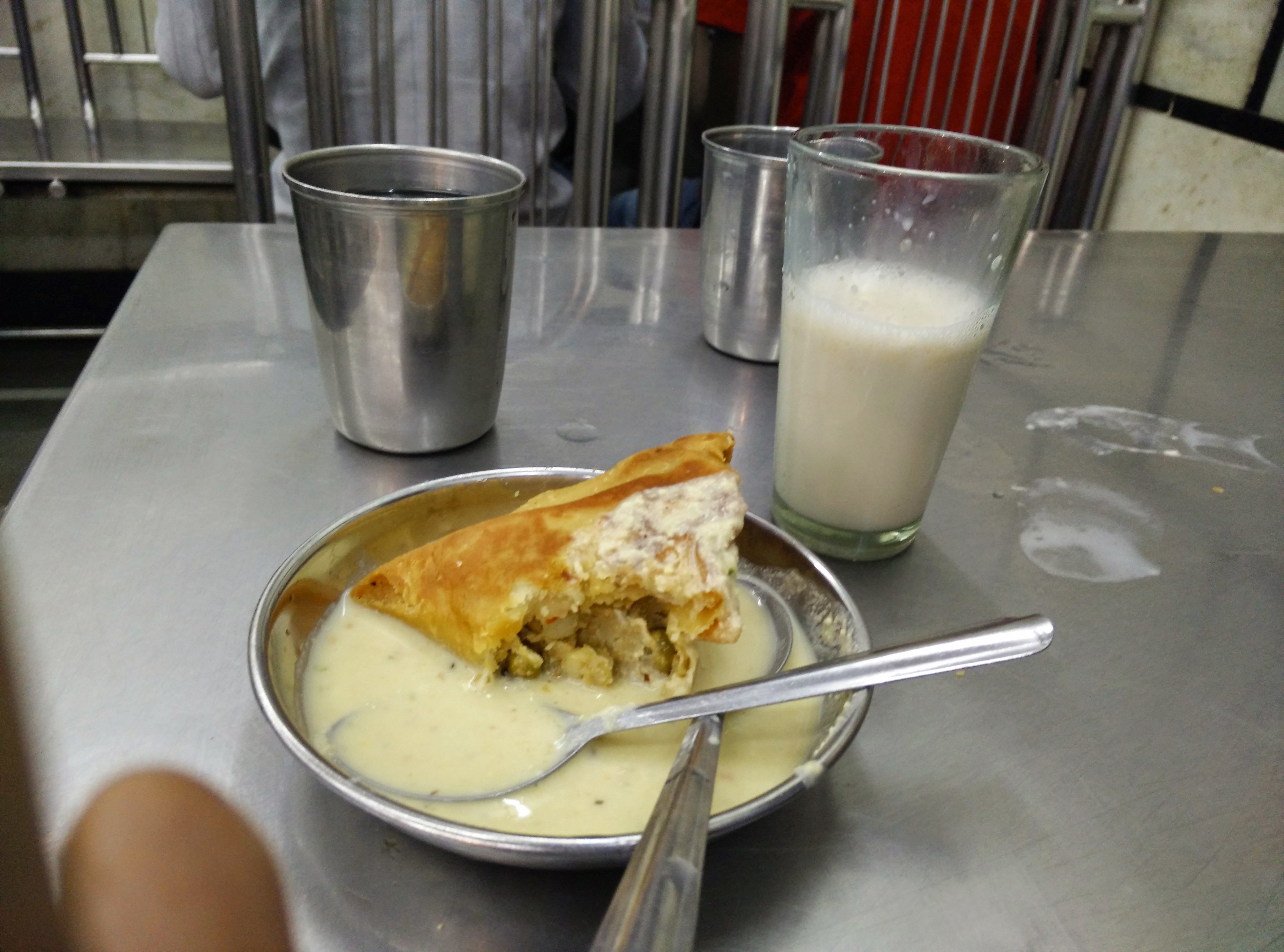 https://upload.wikimedia.org/wikipedia/commons/9/92/Samosa_with_chutney_and_red_milk.jpg