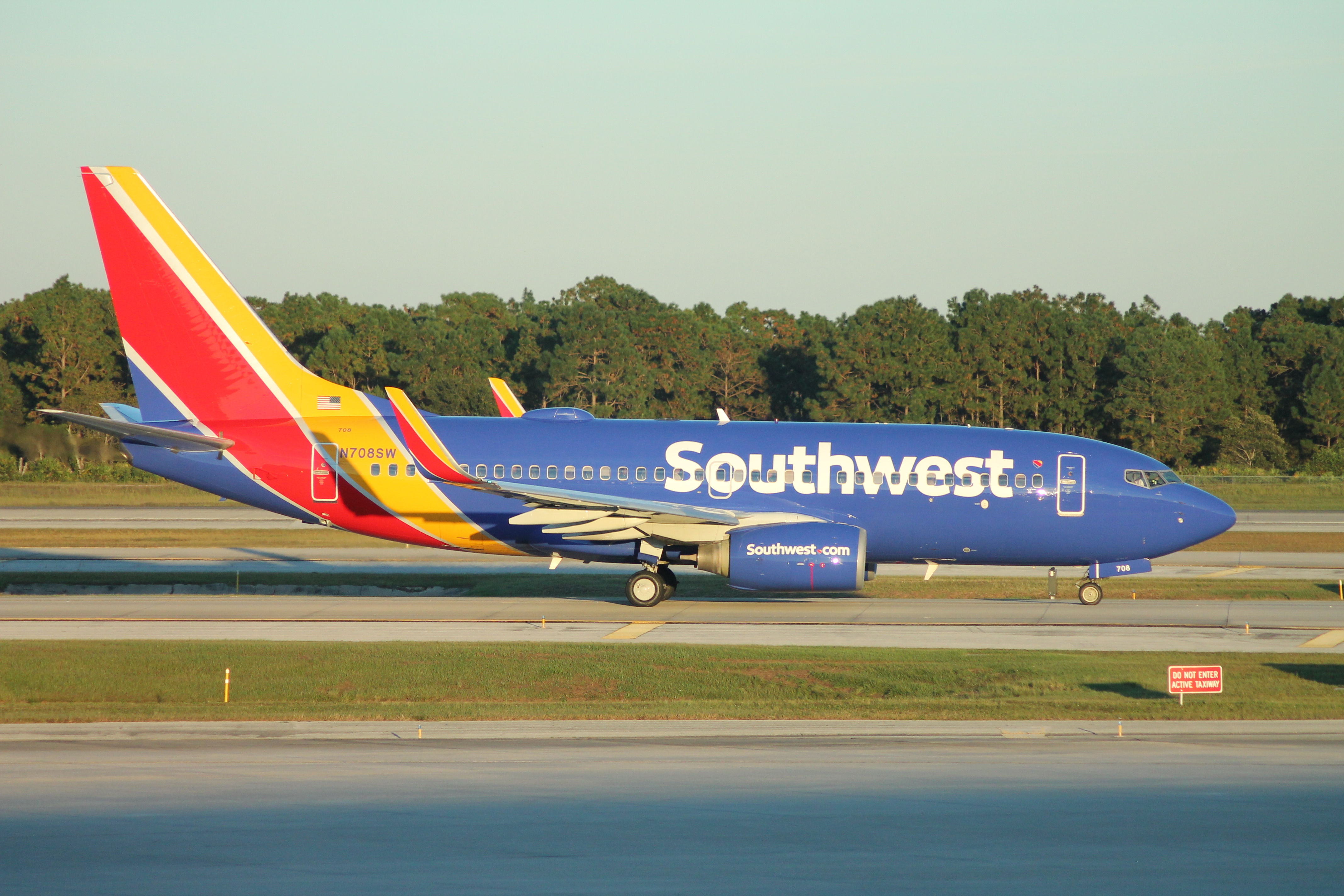 File:Southwest Airlines Boeing 737-700 (2014 livery).jpg