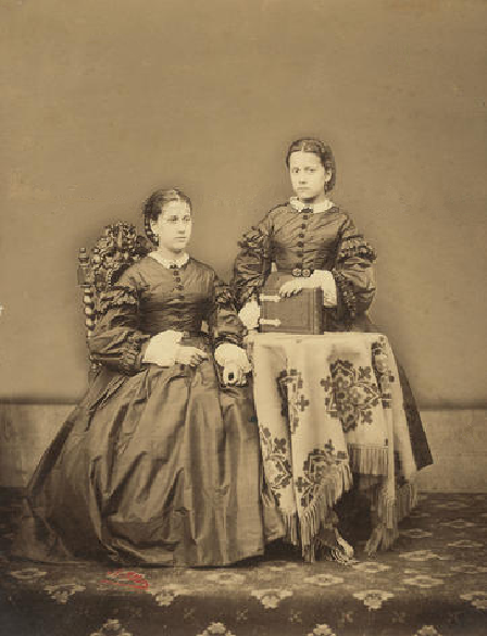 File:Teresa Francisca de Melo Breyner, Condessa de Vila Real e de Melo, e sua irmã Ana Rufina de Melo Breyner, Condessa de Sabugal, 1862 (Arquivo da Casa de Mateus).png