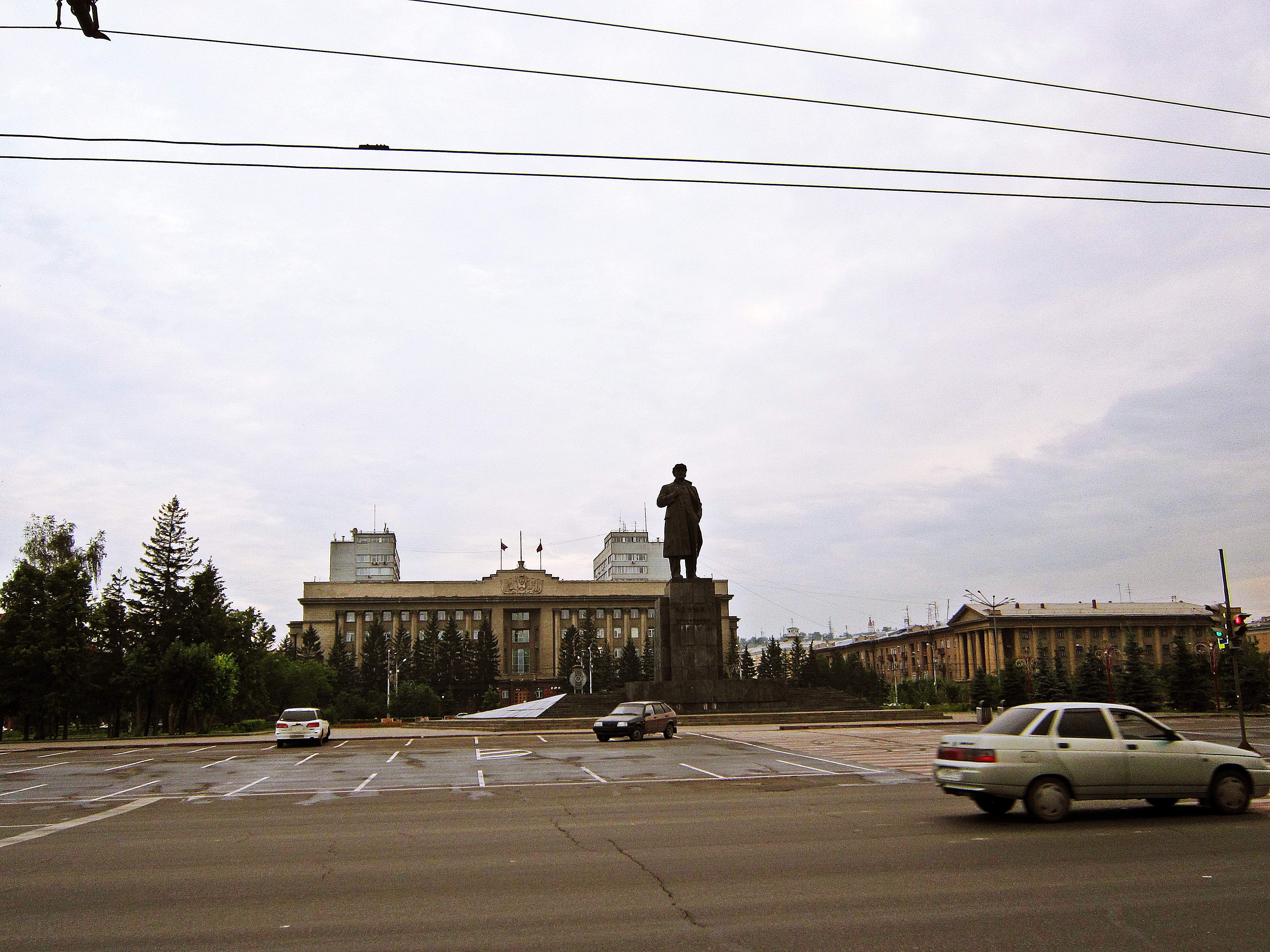 Девочка с нунчаками. Остановка автобуса в Красноярске. | Пикабу