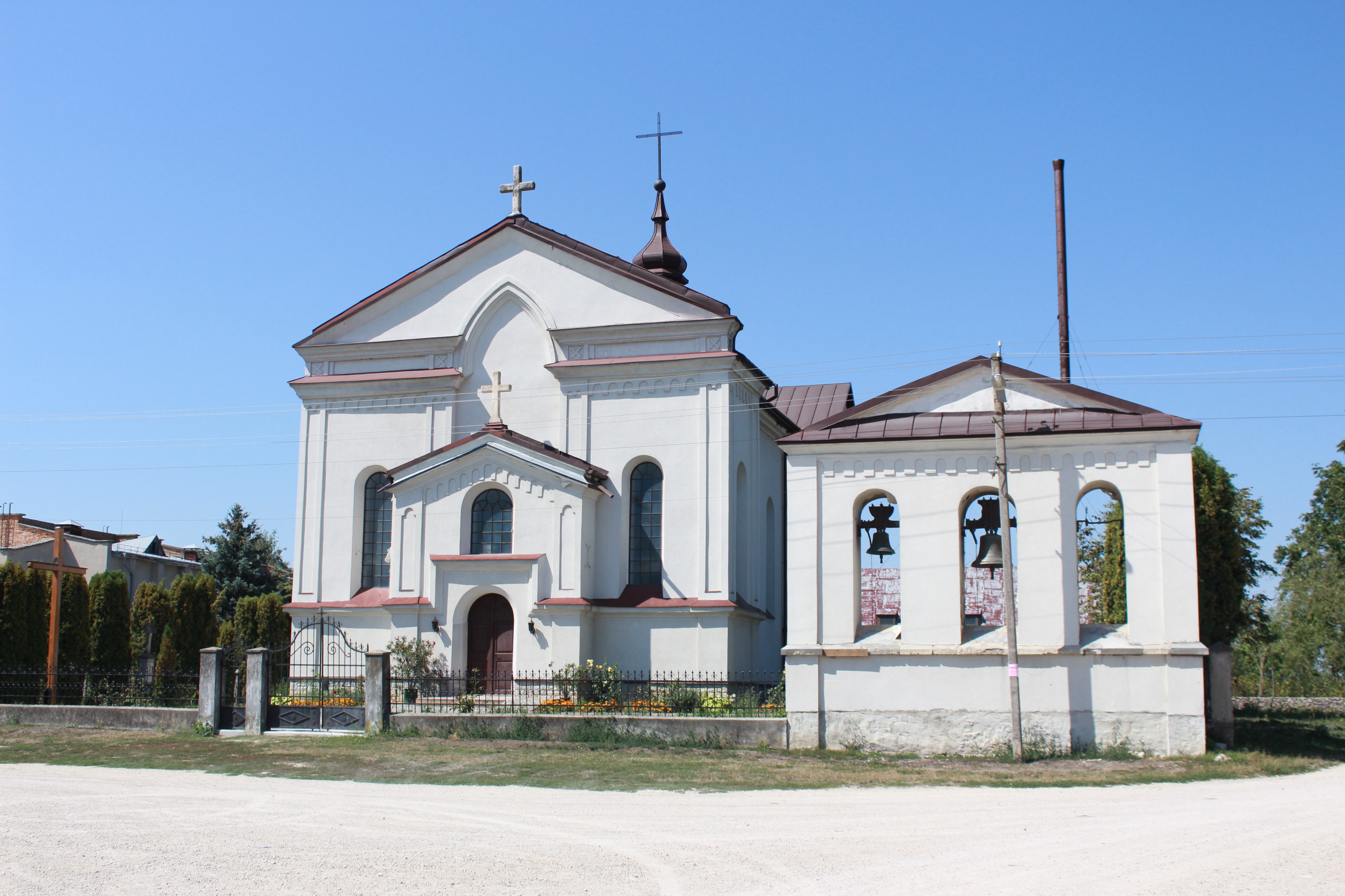 Церкви білої церкви. Церква св. Івана Хрестителя "Мощун". В Изяславе Хмельницкой области костел. Храм Рождества Святого Ивана Хрестителя Львов фото.