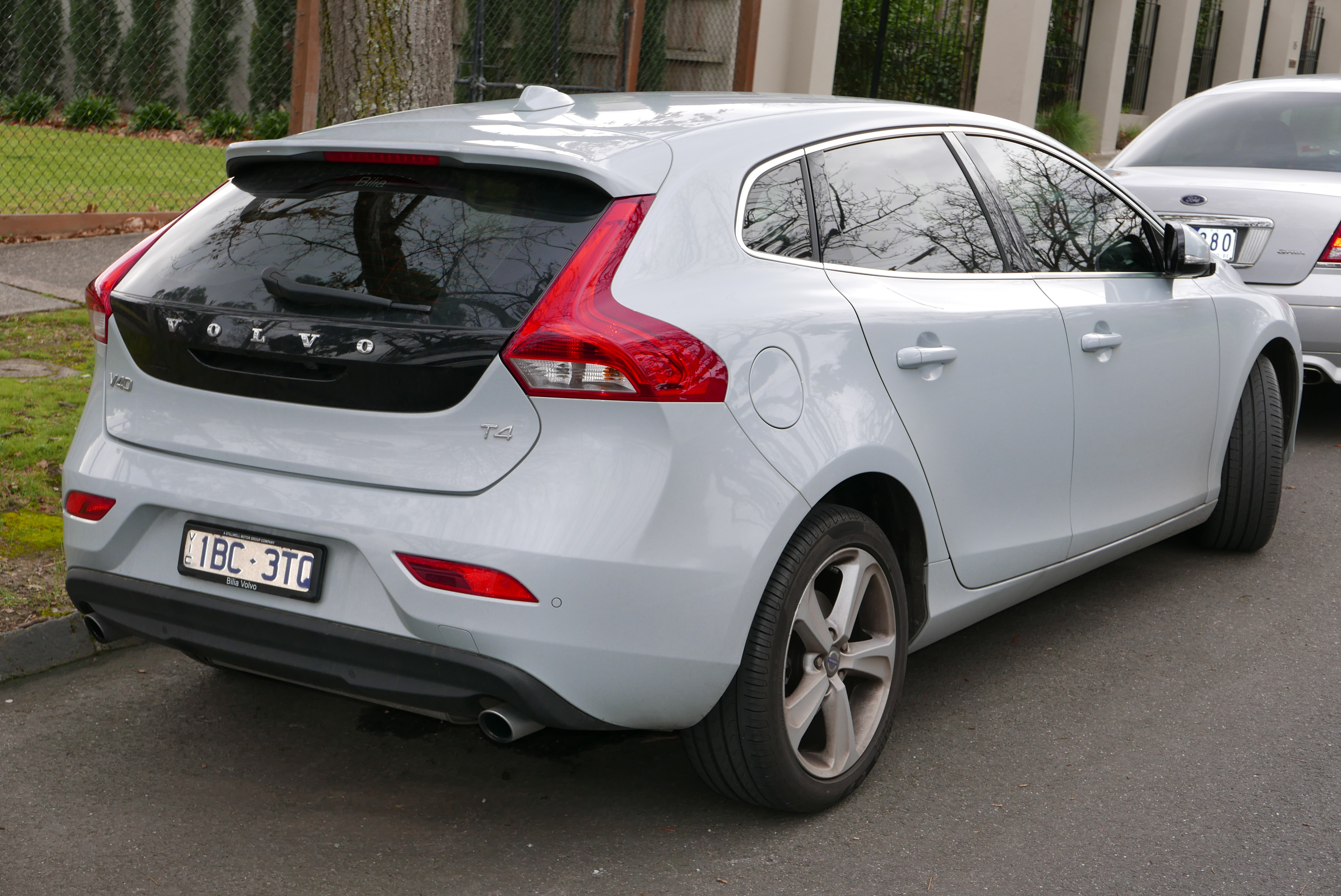 File:2014 Volvo V40 (MY14) T4 Luxury hatchback (2015-08-07) 02.jpg -  Wikimedia Commons