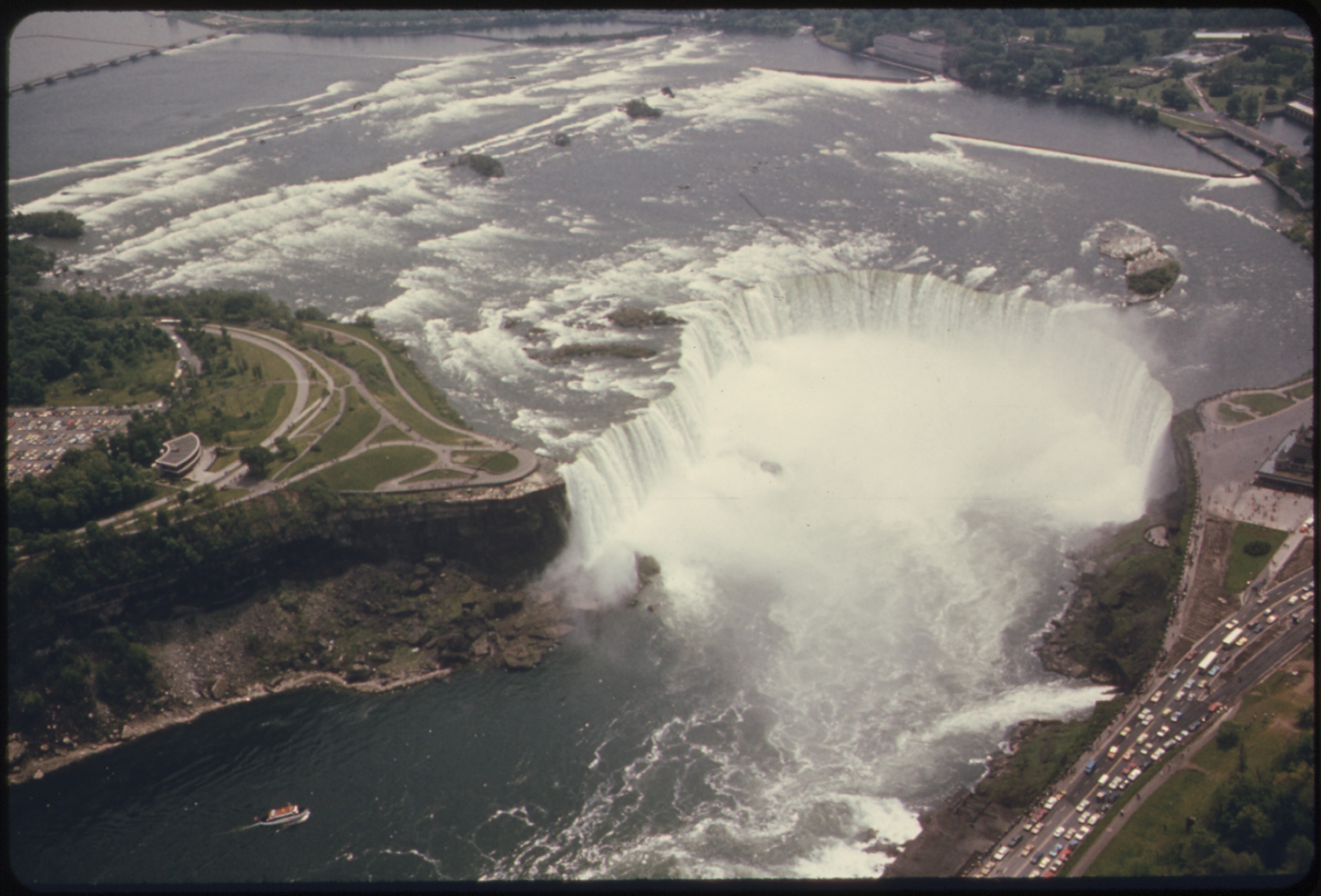 Ниагарский водопад козий остров. Водопад подкова Норильск. Horse Shoe Fall in Canada. And island which parts