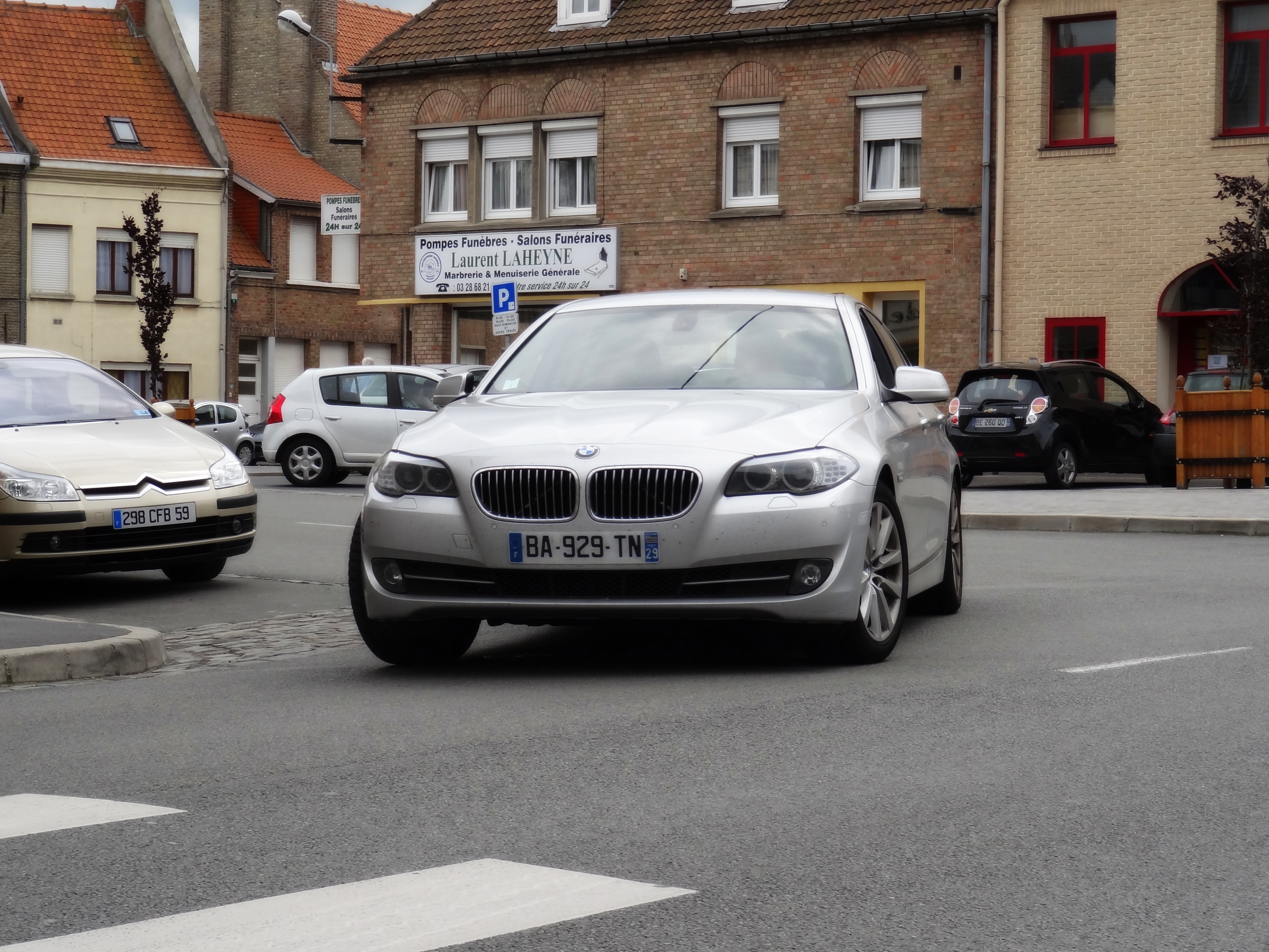 BMW f10 серебристая