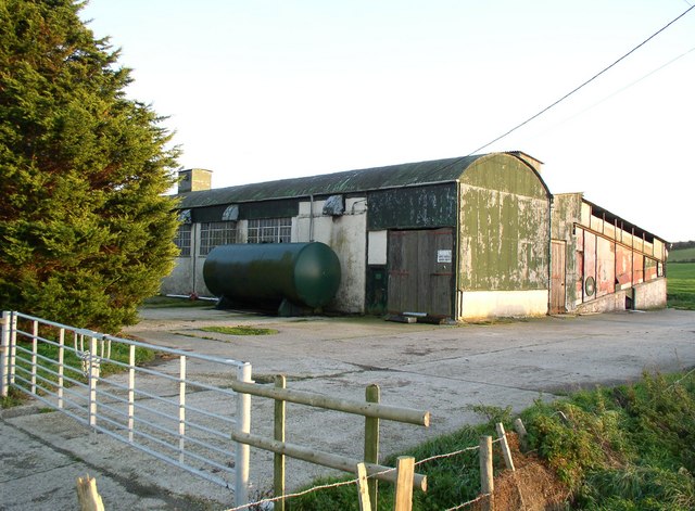 File:Barns beside A342 - geograph.org.uk - 280614.jpg