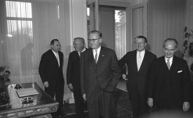 File:Bundesarchiv B 145 Bild-F017490-0004, Bonn, Die "Fünf Weisen" beim Bundespräsidenten.jpg