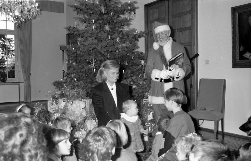 File:Bundesarchiv B 145 Bild-F086544-0017, Bonn, Kanzleramt, Weihnachtsfeier für BGS-Familien.jpg