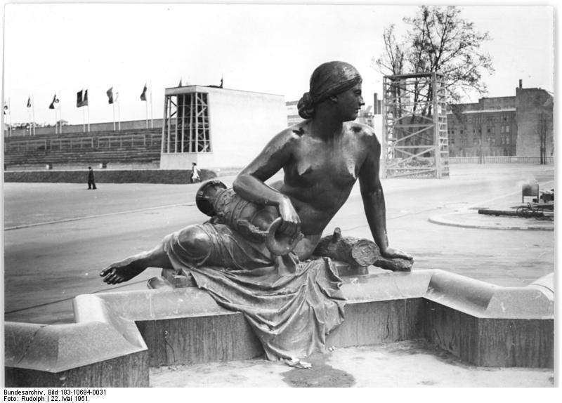 File:Bundesarchiv Bild 183-10694-0031, Berlin, Neptunbrunnen.jpg