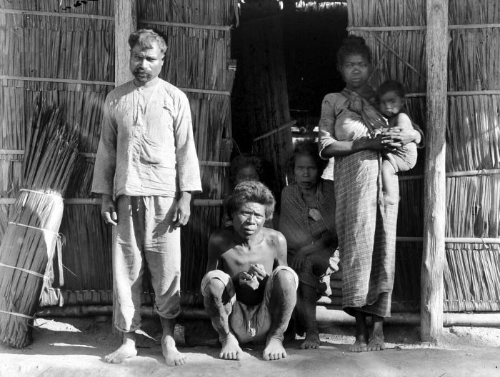 File:COLLECTIE TROPENMUSEUM Een Molukse familie van Boeroe woonachtig in Waèno waarvan de zittende personen (de vader in het midden achter hem zijn gekochte jonge vrouw) niet zijn gekerstend en TMnr 10005663.jpg