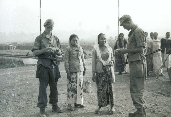 File:COLLECTIE TROPENMUSEUM Nederlandse militairen controleren de papieren van Javaanse vrouwen bij het transitkamp van de Zeven December Divisie bij Tandjong Priok of het hierna door de divisie betrokken Kamp Doeri Batavia TMnr 10029000.jpg