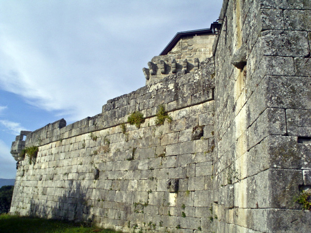 Ficheiro:Castelo de Maceda 2.JPG