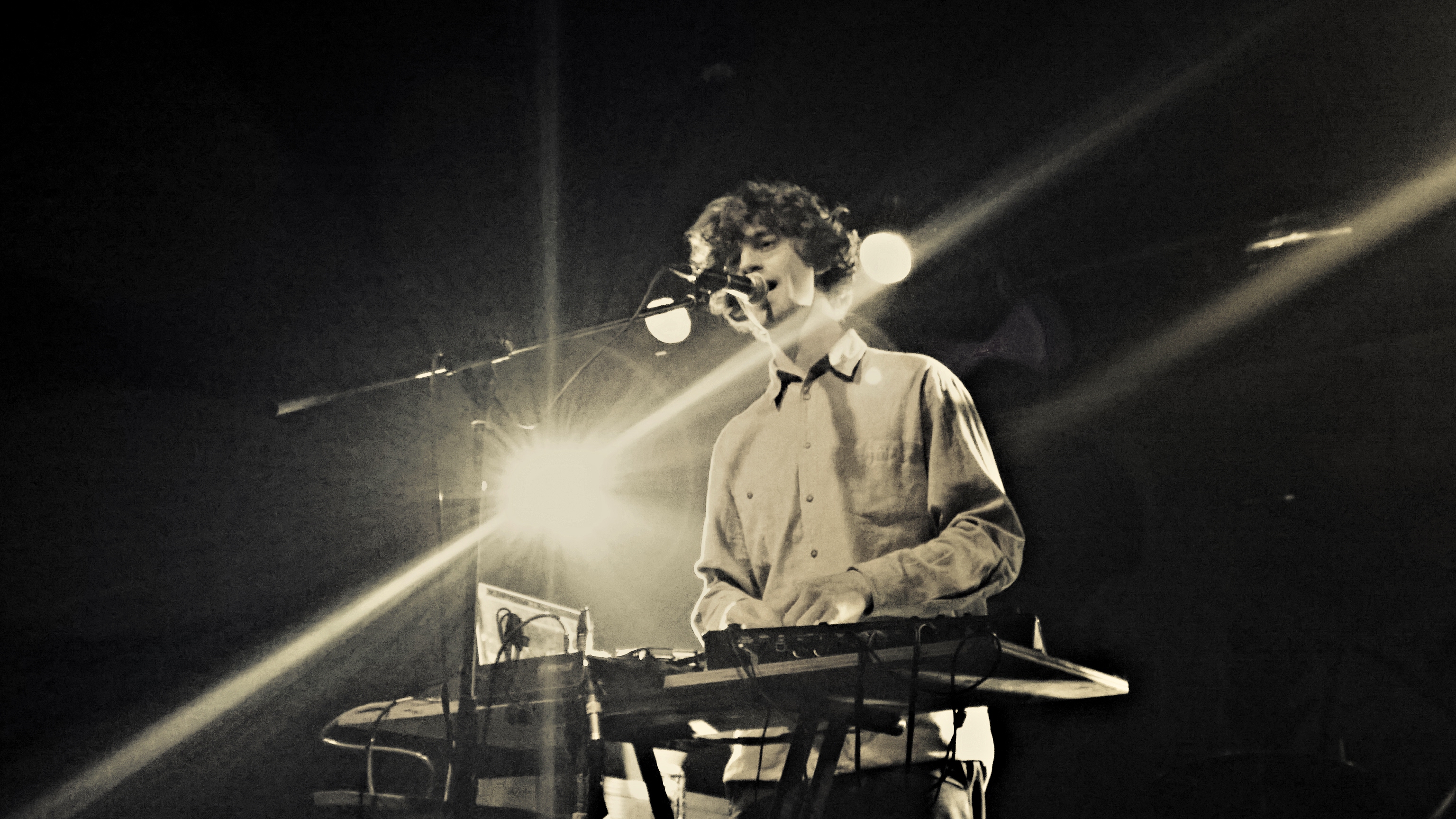 Cosmo sheldrake birthday. Группа Cosmo Sheldrake. Космо Шелдрейк музыкант. Orby Cosmo Sheldrake. "Cosmo Sheldrake" && ( исполнитель | группа | музыка | Music | Band | artist ) && (фото | photo).