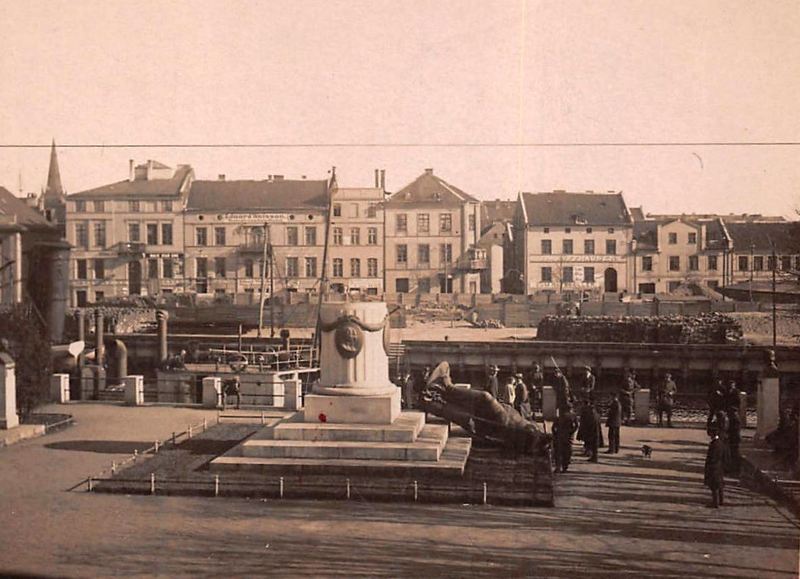 File:Demolished Monument of Borussia in Klaipėda (Memel), 1923.jpg
