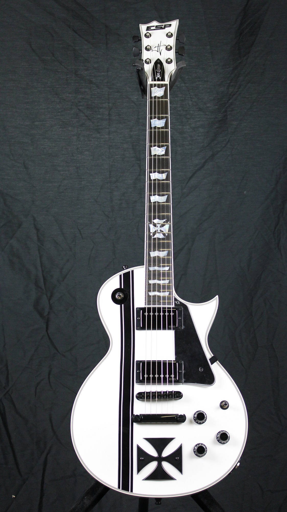File Esp Iron Cross James Hetfield 14 Electric Guitar W Case 1 Jpg Wikimedia Commons