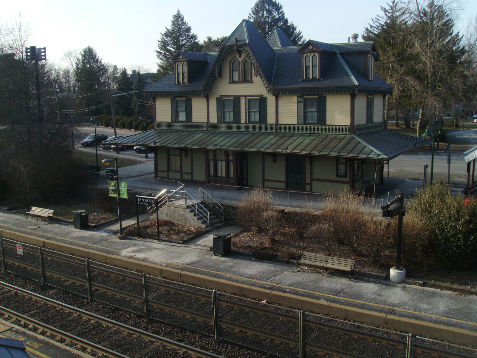 https://upload.wikimedia.org/wikipedia/commons/9/93/Fanwood_Station_from_overpass.jpg