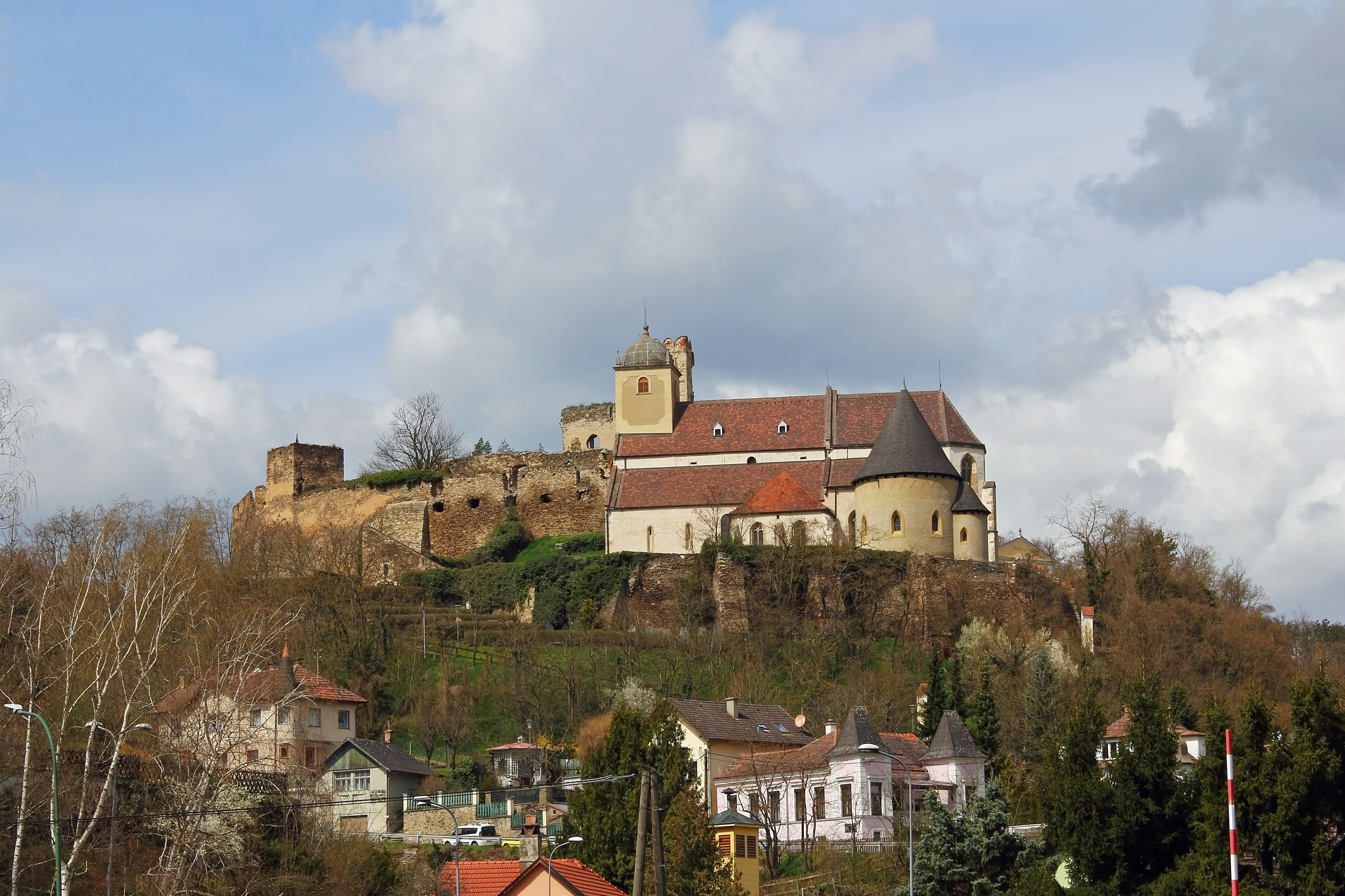 File:Gertrudskirche und Burgruine Gars in Thunau am Kamp 2015-04.jpg -  Wikimedia Commons