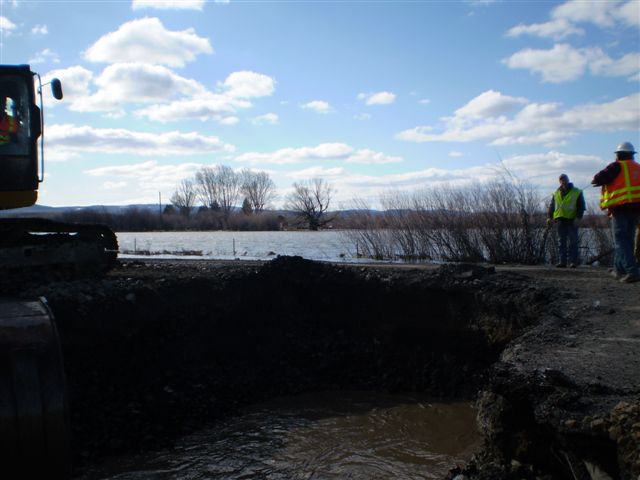 File:Harney County Flooding (U.S. 20; Silvies River) P4080178 (5623037376).jpg