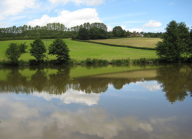 File:Hilltop houses - geograph.org.uk - 882578.jpg