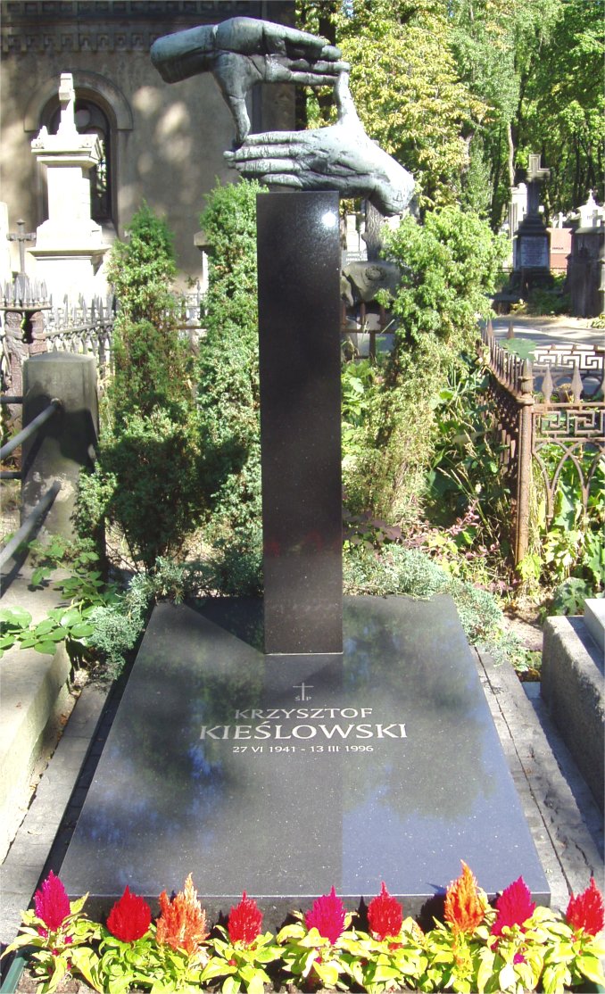 Tumba de Kieślowski en el [[Cementerio Powązki