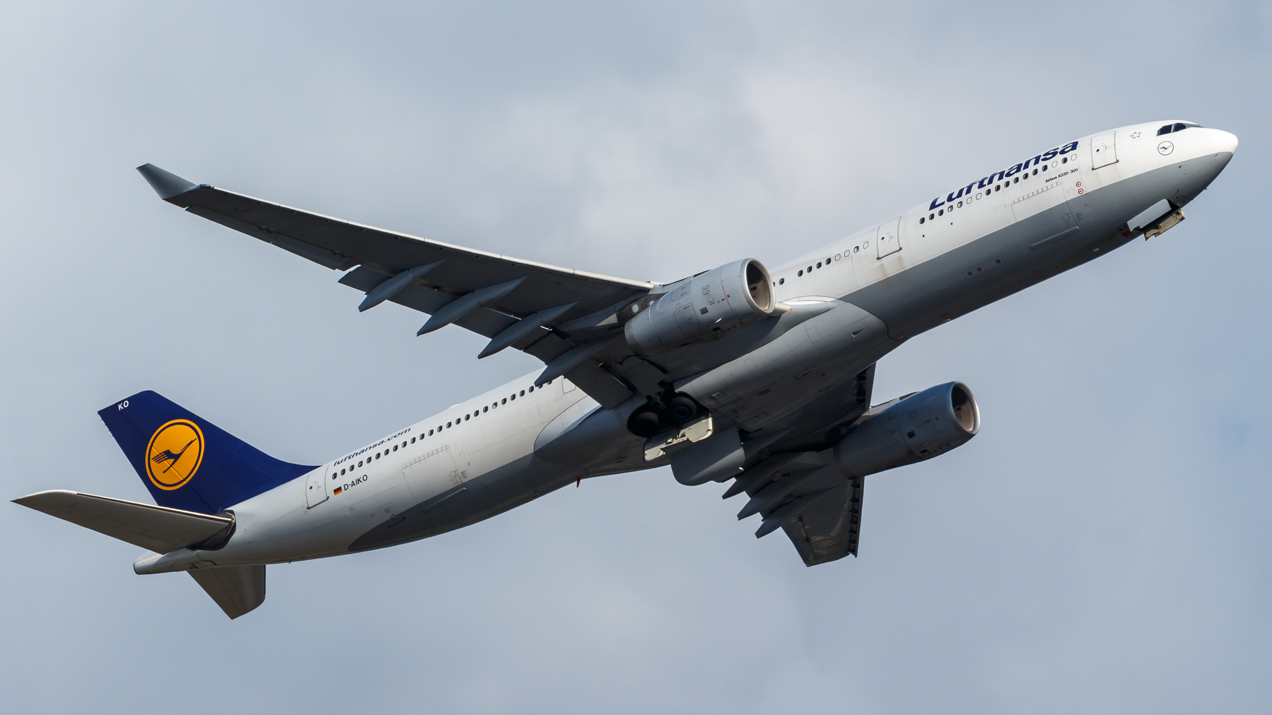 airbus a330 300 lufthansa