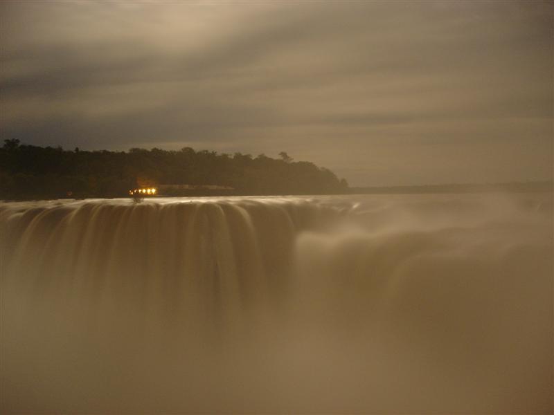 File:Medianoche en Garganta del Diablo IGUAZU.JPG