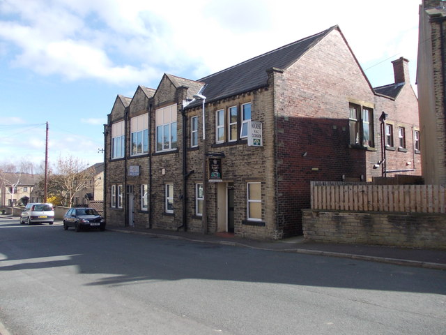 Picture of Moor End Working Mens Club courtesy of Wikimedia Commons contributors - click for full credit