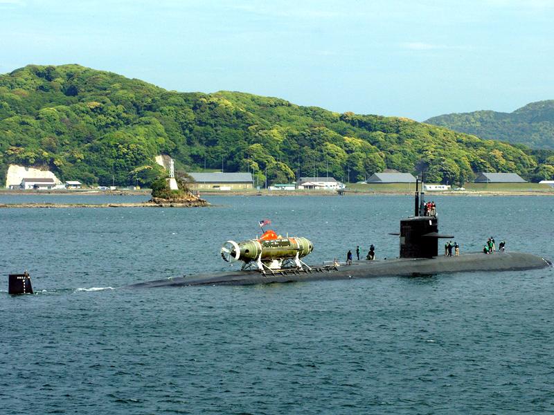 File:Mystic (DSRV-1)aboard USS La Jolla (SSN-701).jpg