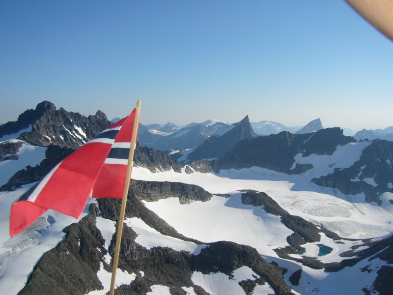 File:Norsk flagg over norske fjell.jpg