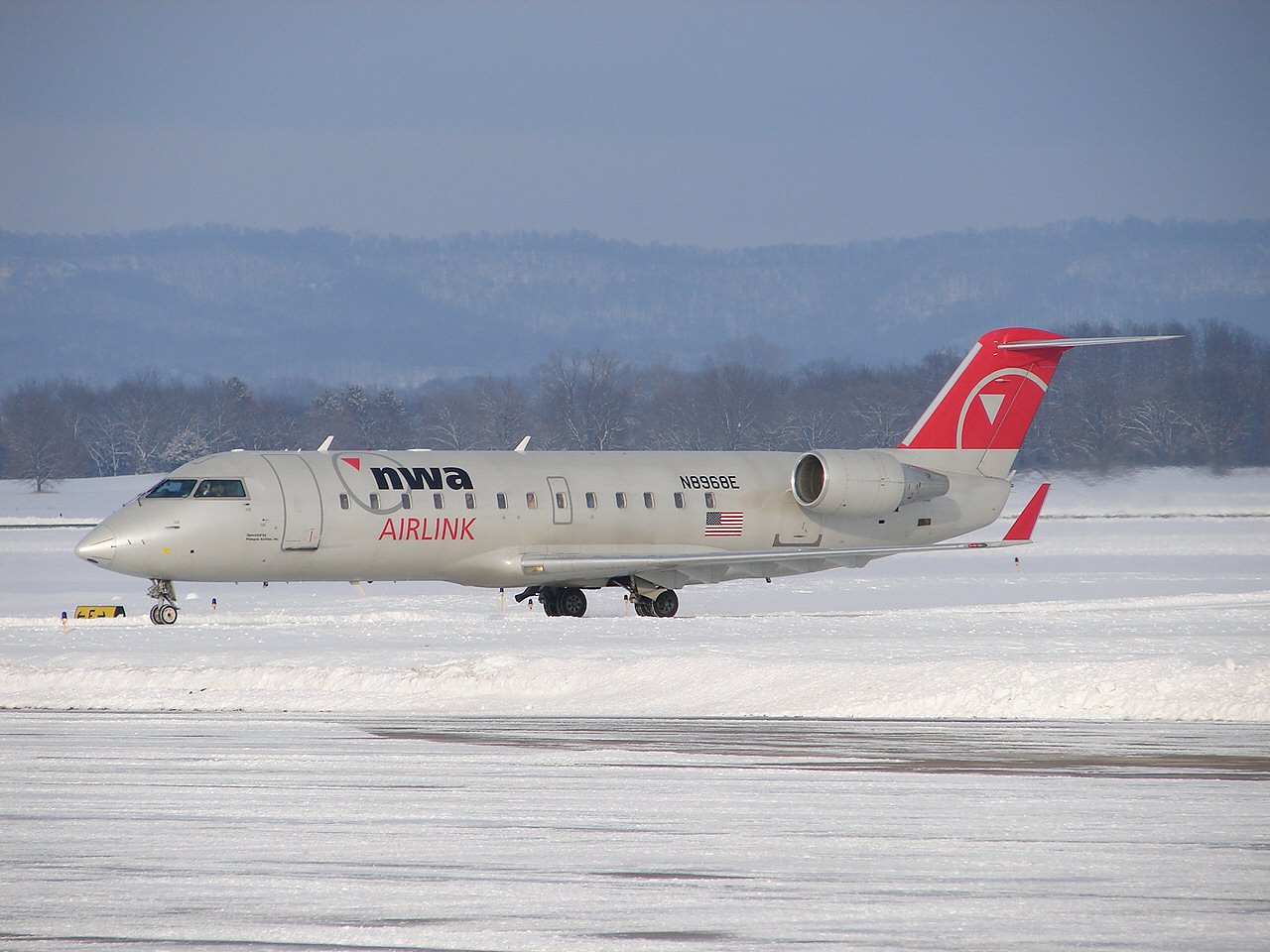 Pinnacle airlines CRJ-440 (365370795).jpg