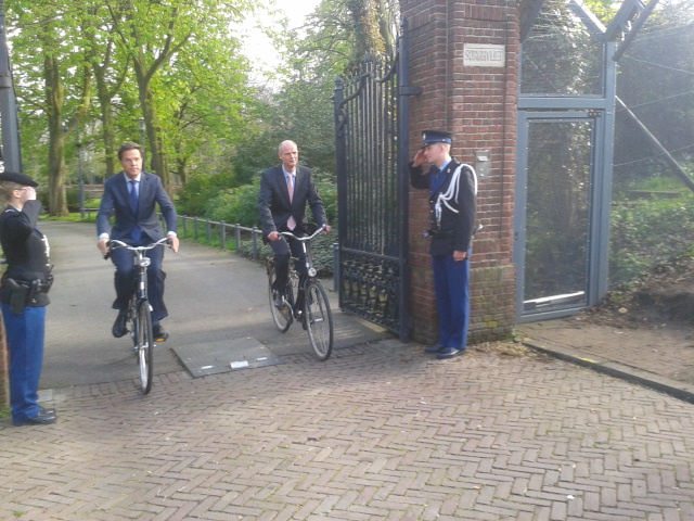 File:Rutte en Blok verlaten het Catshuis op de dag dat de onderhandelingen mislukken..jpg