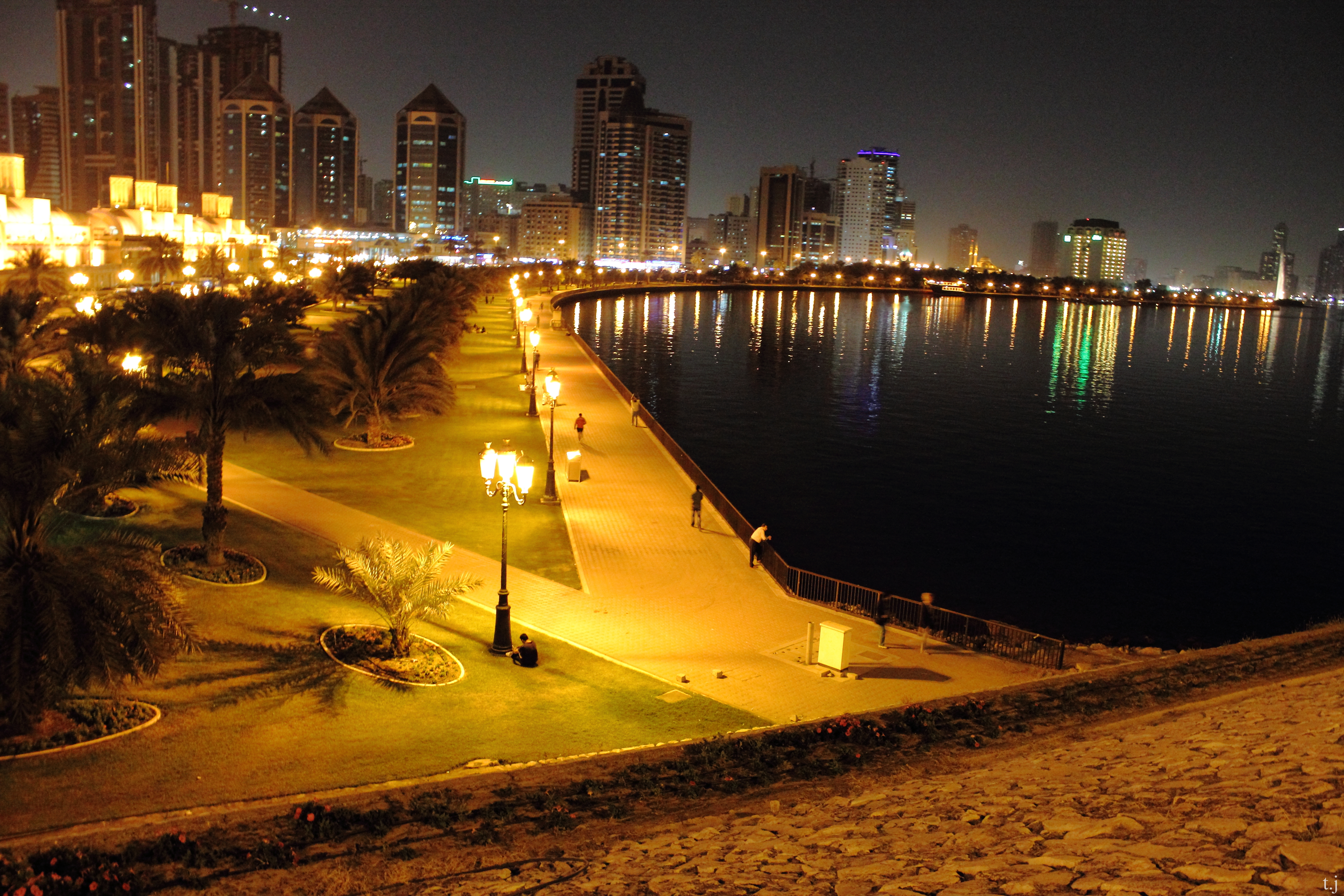 Шарджа сейчас. Набережная Аль-Бухейра. Набережная Buhaira Corniche. Шарджа набережная. Sharjah Night.