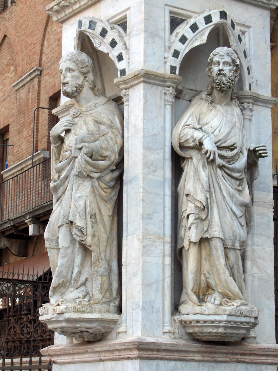 Siena.Torre.loggia02.jpg