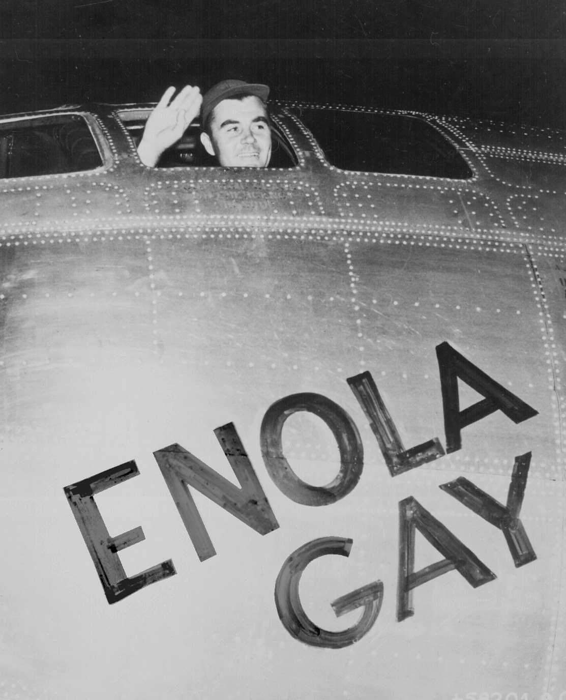 Svartvitt fotografi av man som vinkar från flygplanet ENOLA GAY