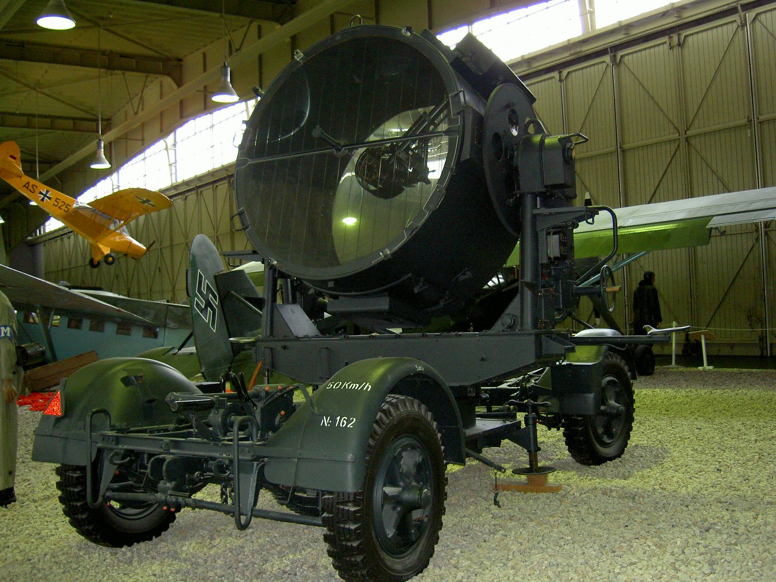 File:150cm Flak-Scheinwerfer 34 auf SdAnh 104 Luftwaffenmuseum