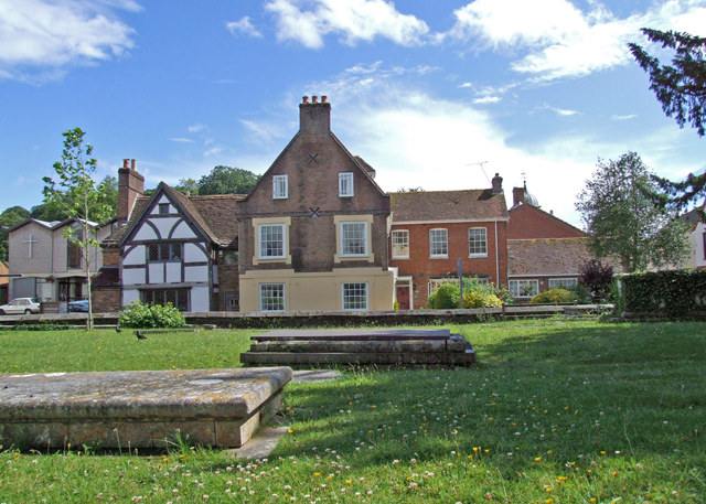 File:Across the Minster graveyard - geograph.org.uk - 1443108.jpg