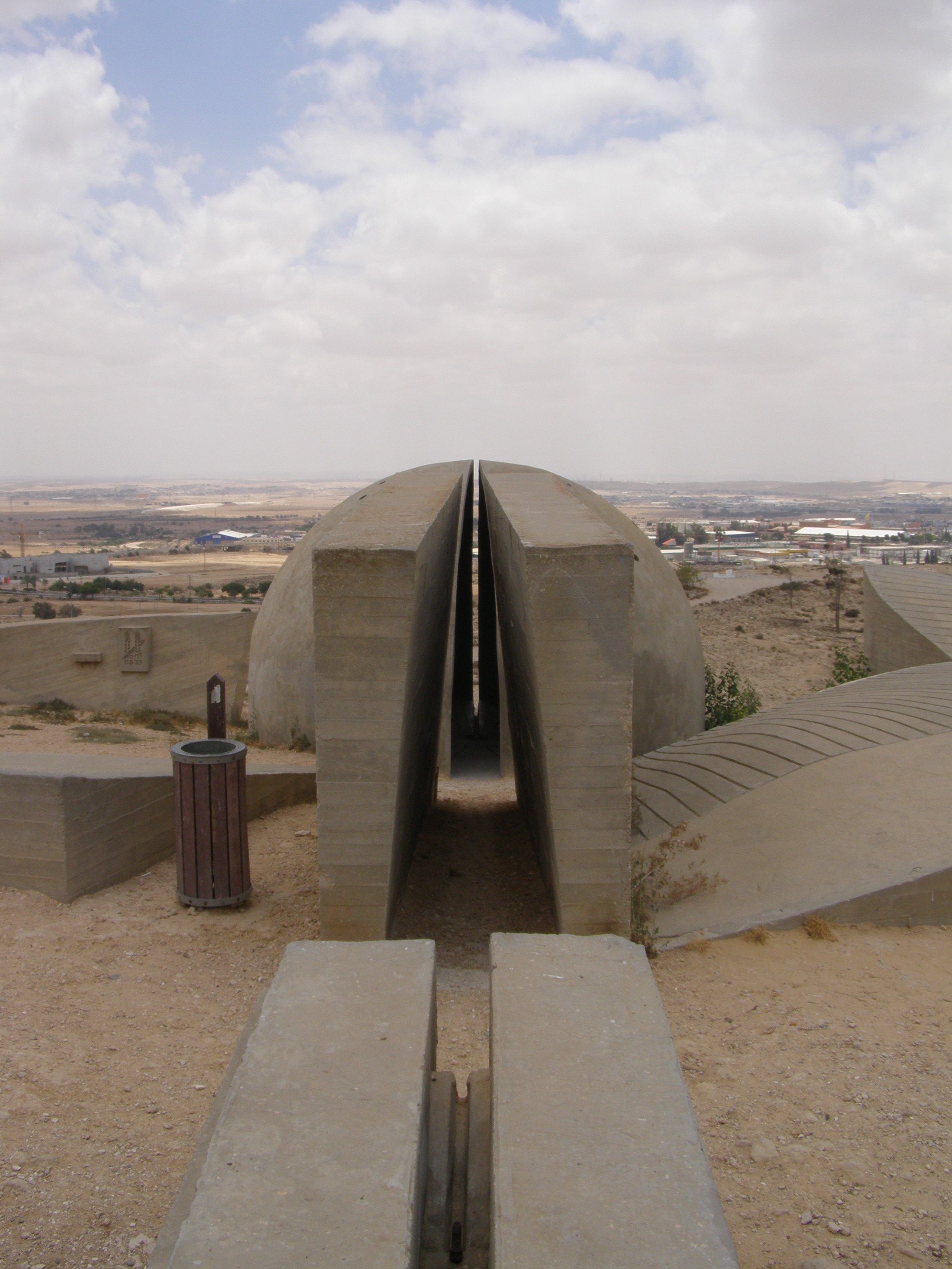 File Beersheba Monument To Negev Brigade Pass 03